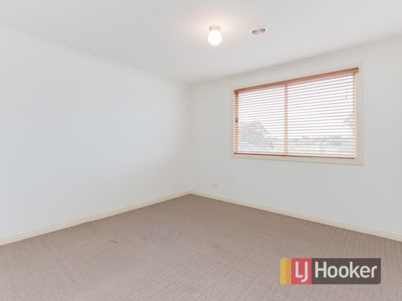 Photo - 2/27-33 Coral Drive, Hampton Park VIC 3976 - Image 8