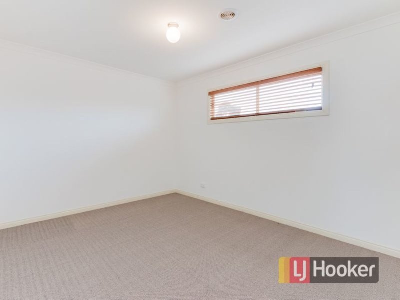 Photo - 2/27-33 Coral Drive, Hampton Park VIC 3976 - Image 9