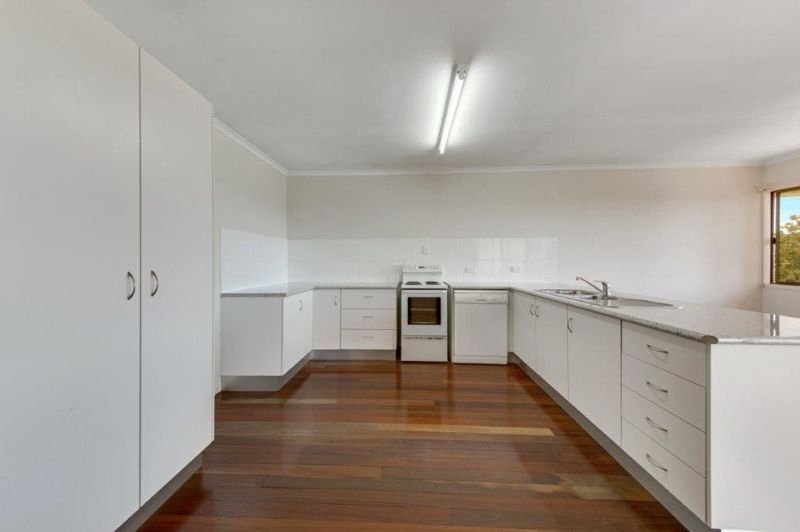 Photo - 2/27 Auckland Street, Gladstone Central QLD 4680 - Image 2