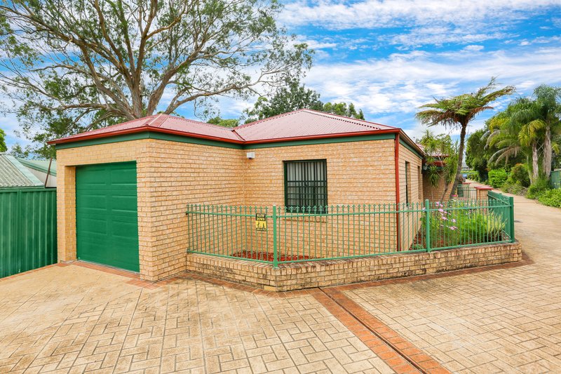 Photo - 2/27 Ballandella Road, Toongabbie NSW 2146 - Image 2