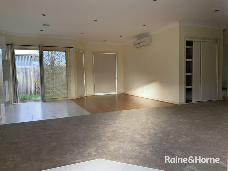 Photo - 2/27 Hook Street, St Albans VIC 3021 - Image 2
