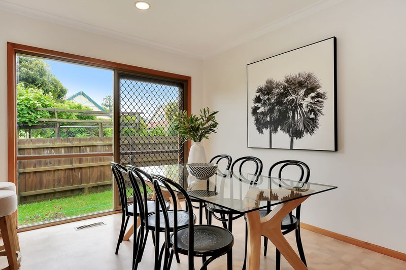 Photo - 2/27 Kemp Avenue, Mount Waverley VIC 3149 - Image 7