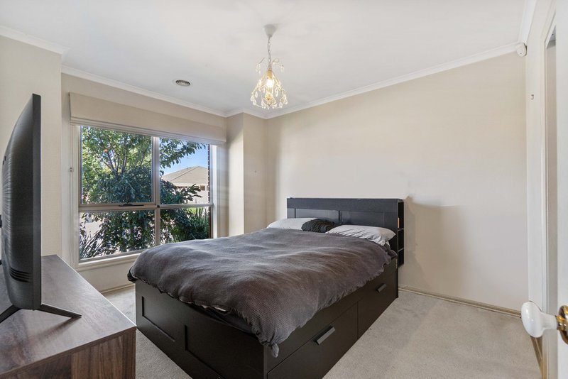 Photo - 2/27 Pimelea Way, Hillside VIC 3037 - Image 7