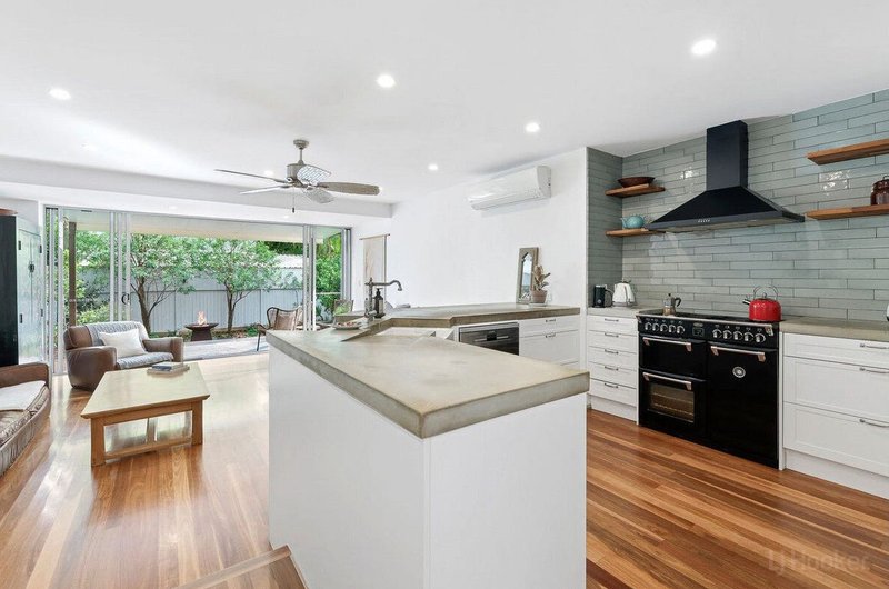 Photo - 2/27 Victor Avenue, Paradise Point QLD 4216 - Image 5