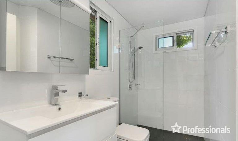 Photo - 2/276 Mccoombe Street, Westcourt QLD 4870 - Image 6