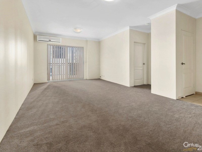 Photo - 22/8-10 Browne Parade, Warwick Farm NSW 2170 - Image 2