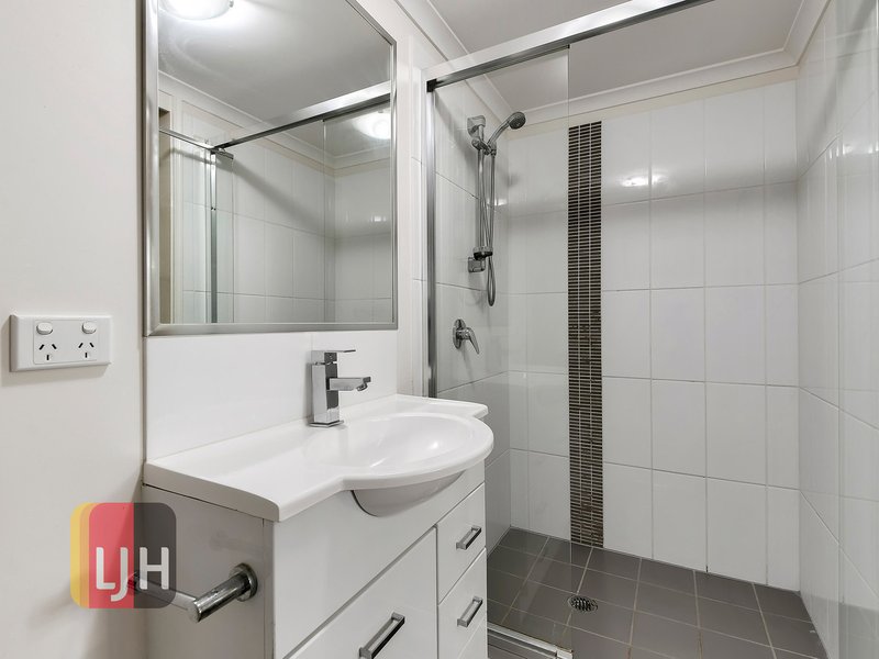 Photo - 2/28 Bradley Avenue, Kedron QLD 4031 - Image 4