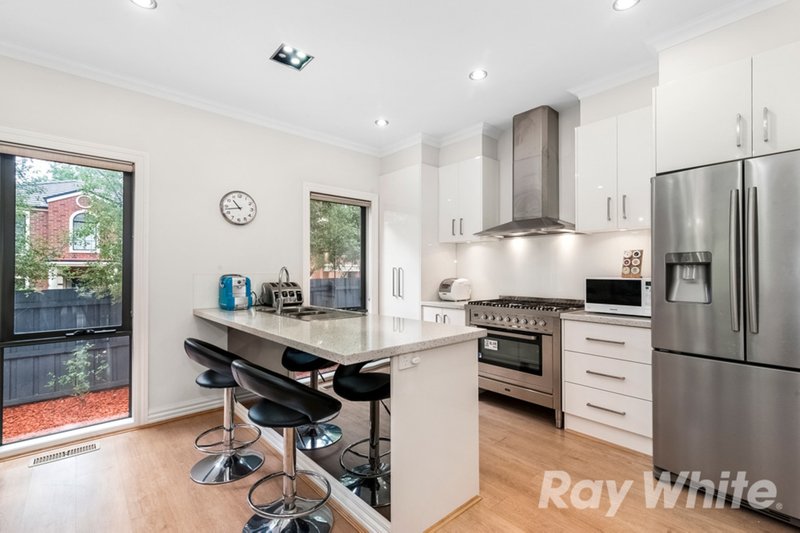 Photo - 2/28 Ivanhoe Street, Glen Waverley VIC 3150 - Image 2