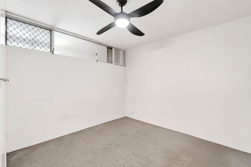 Photo - 2/280 Hedges Avenue, Mermaid Beach QLD 4218 - Image 3