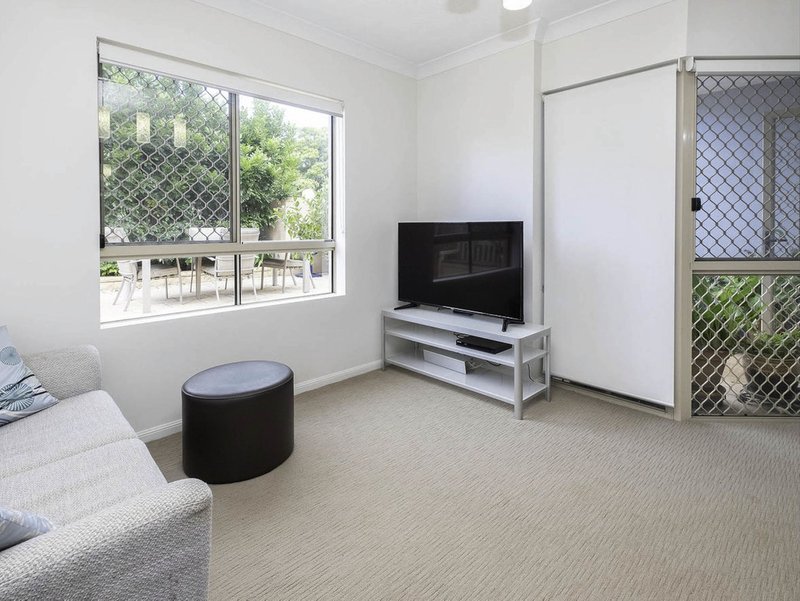 Photo - 2/29 Crown Street, Holland Park West QLD 4121 - Image 4