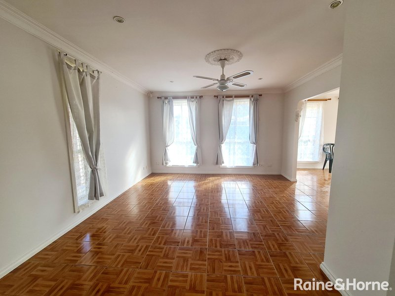 Photo - 2/29 Henry Street, St Albans VIC 3021 - Image 2