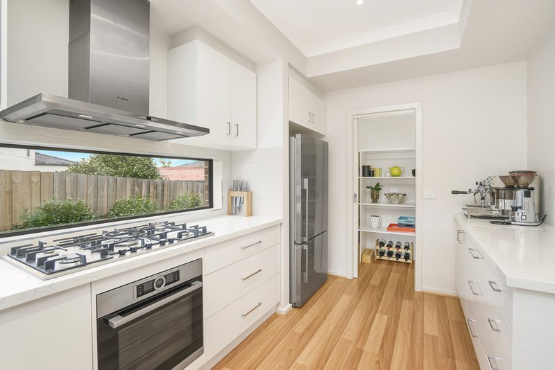 Photo - 2/29 Ireland Street, Burwood VIC 3125 - Image 6