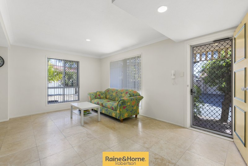 Photo - 22/9 Lawrence Close, Robertson QLD 4109 - Image 3