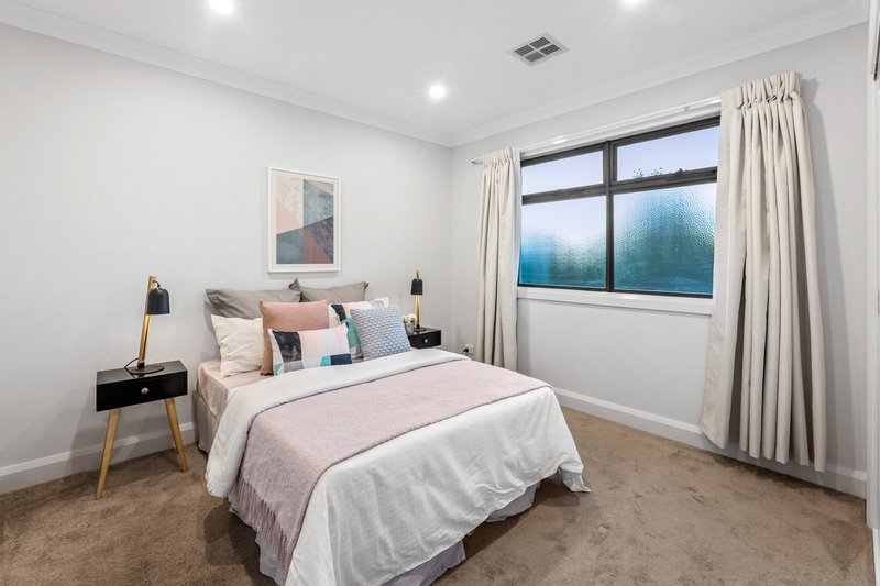 Photo - 2/29 Montpellier Road, Burwood VIC 3125 - Image 10