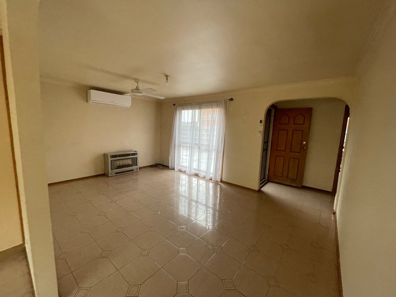 Photo - 2/298 Victoria Street, Altona Meadows VIC 3028 - Image 2