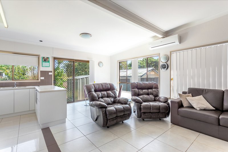 Photo - 2/299 Hume Street, South Toowoomba QLD 4350 - Image 3