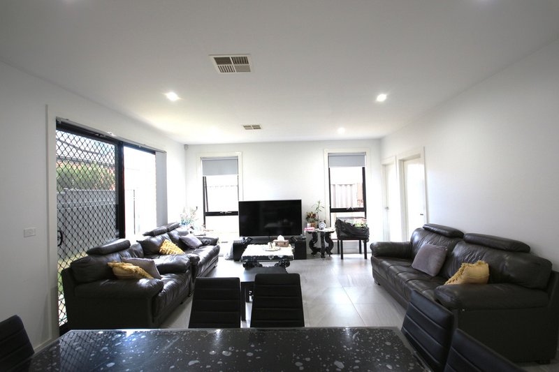 Photo - 23 Accolade Drive, Craigieburn VIC 3064 - Image 2