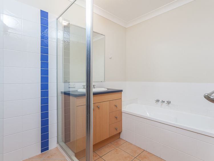 Photo - 2/3 Adonis Court, Rothwell QLD 4022 - Image 3