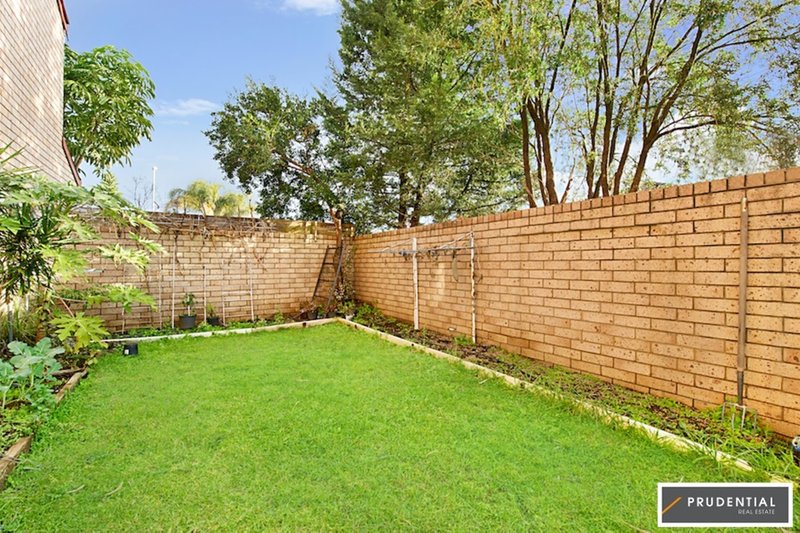 Photo - 2/3 Amaranthus Pl , Macquarie Fields NSW 2564 - Image 5