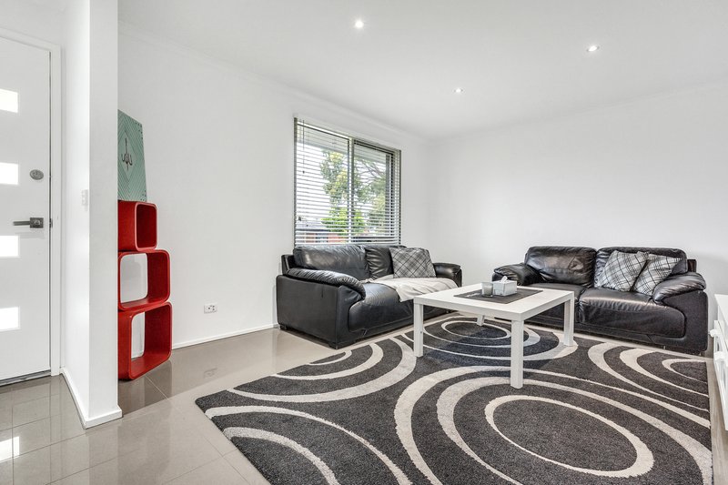 Photo - 23 Amesbury Avenue, Craigieburn VIC 3064 - Image 3