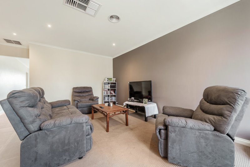 Photo - 2/3 Austin Place, Melton South VIC 3338 - Image 2