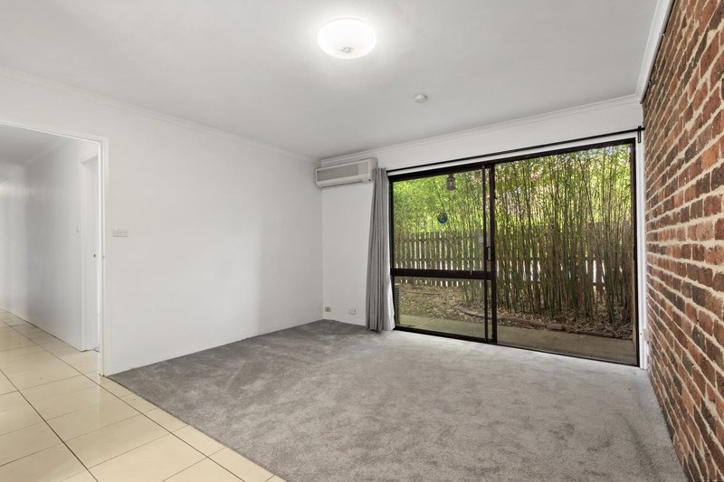 Photo - 2/3 Avoca Place, Fisher ACT 2611 - Image 5