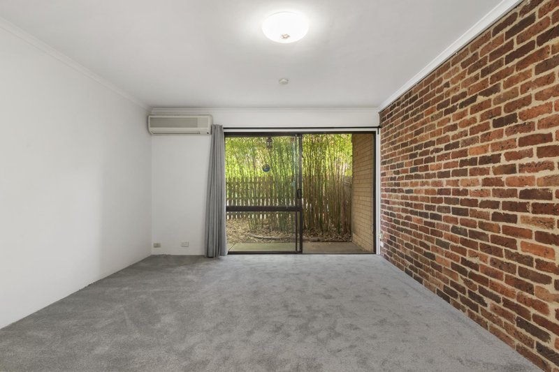 Photo - 2/3 Avoca Place, Fisher ACT 2611 - Image 6