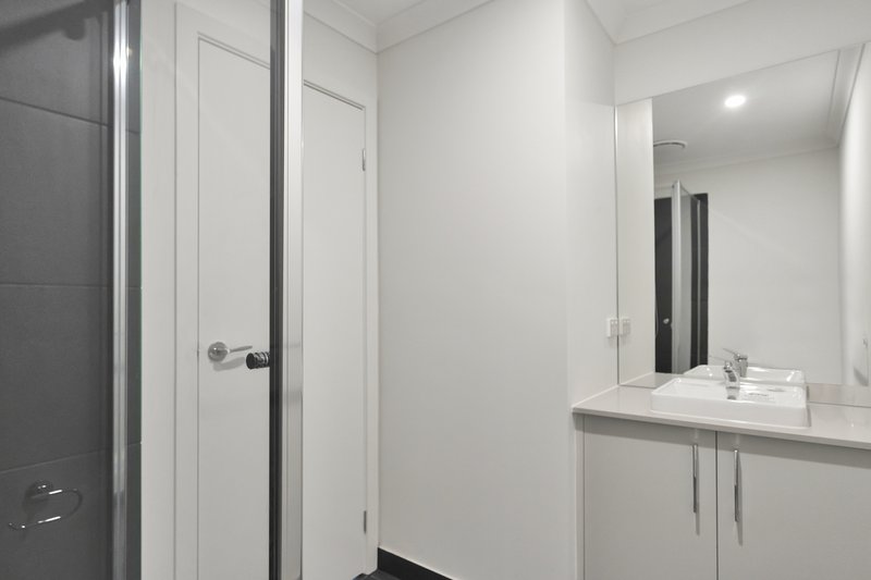 Photo - 23 Bodega Walk, Brookfield VIC 3338 - Image 6