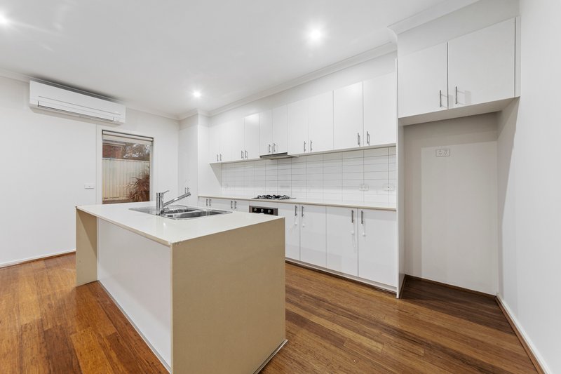 Photo - 23 Botanic Drive, Pakenham VIC 3810 - Image 3