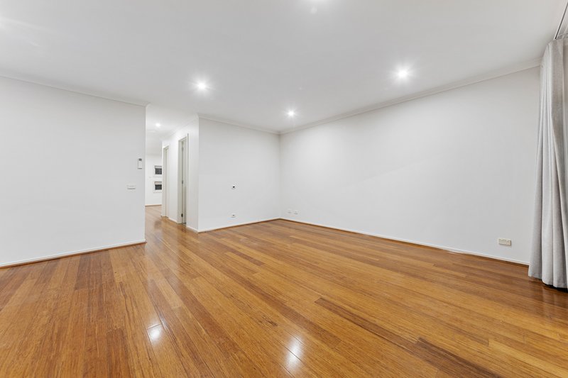 Photo - 23 Botanic Drive, Pakenham VIC 3810 - Image 8