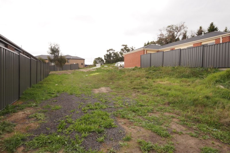 Photo - 23 Botham Crescent, Pakenham VIC 3810 - Image 3