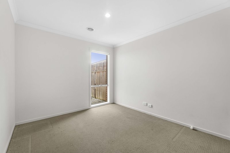 Photo - 23 Brolin Terrace, Cranbourne North VIC 3977 - Image 4