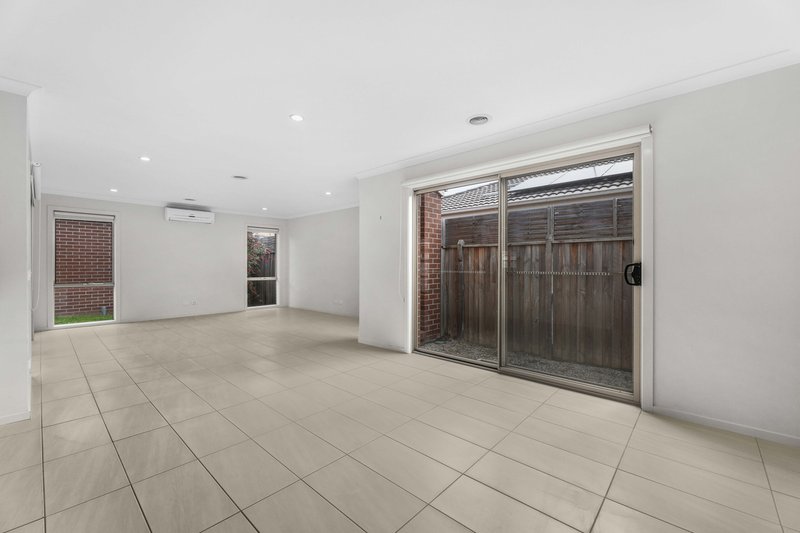 Photo - 23 Brolin Terrace, Cranbourne North VIC 3977 - Image 6