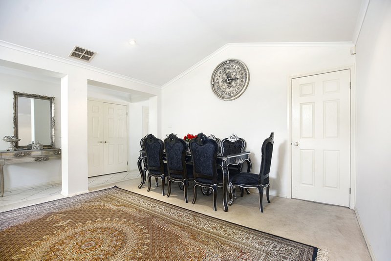 Photo - 23 Bundeluk Cres , Glenmore Park NSW 2745 - Image 6