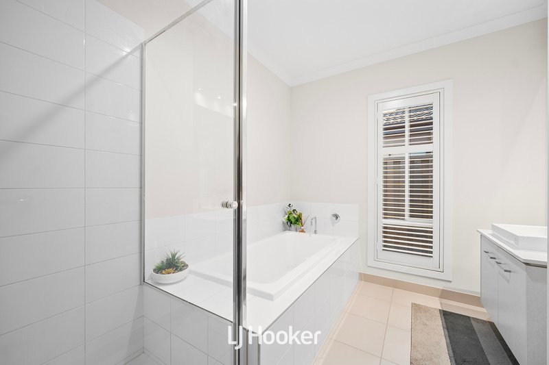 Photo - 23 Challenger Circuit, Cranbourne East VIC 3977 - Image 18