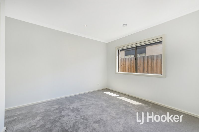 Photo - 23 Chevrolet Road, Cranbourne East VIC 3977 - Image 5