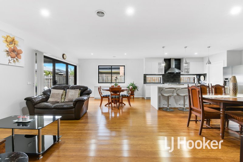 Photo - 23 City Vista Circuit, Cranbourne West VIC 3977 - Image 3