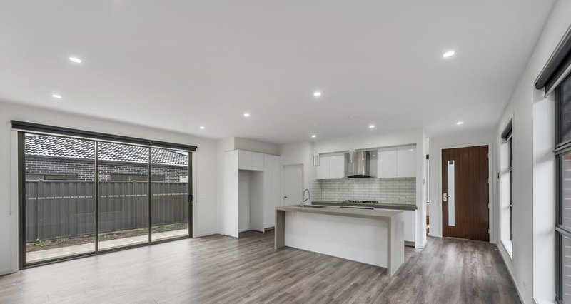 Photo - 2/3 Courtyard Way, Roxburgh Park VIC 3064 - Image 2