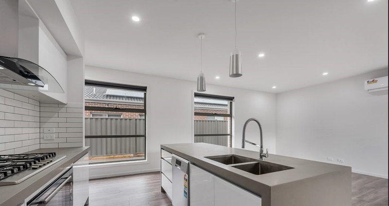 Photo - 2/3 Courtyard Way, Roxburgh Park VIC 3064 - Image 4