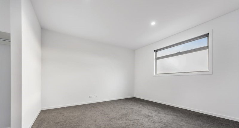Photo - 2/3 Courtyard Way, Roxburgh Park VIC 3064 - Image 9