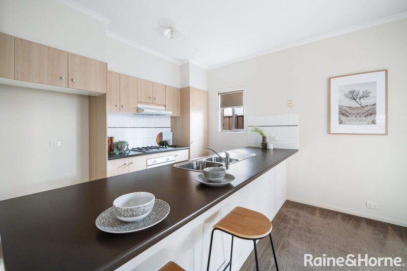 Photo - 23 Cranwell Square, Caroline Springs VIC 3023 - Image 4