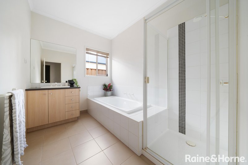 Photo - 23 Cranwell Square, Caroline Springs VIC 3023 - Image 11