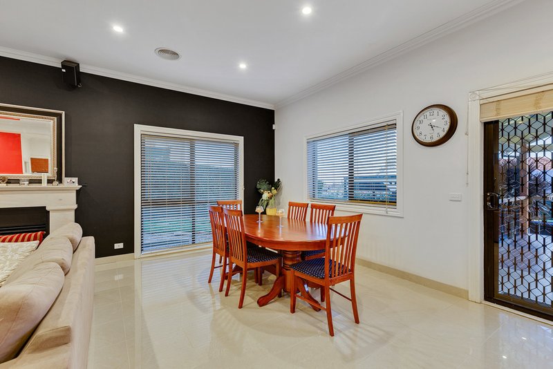 Photo - 23 Crestmont Terrace, Craigieburn VIC 3064 - Image 11