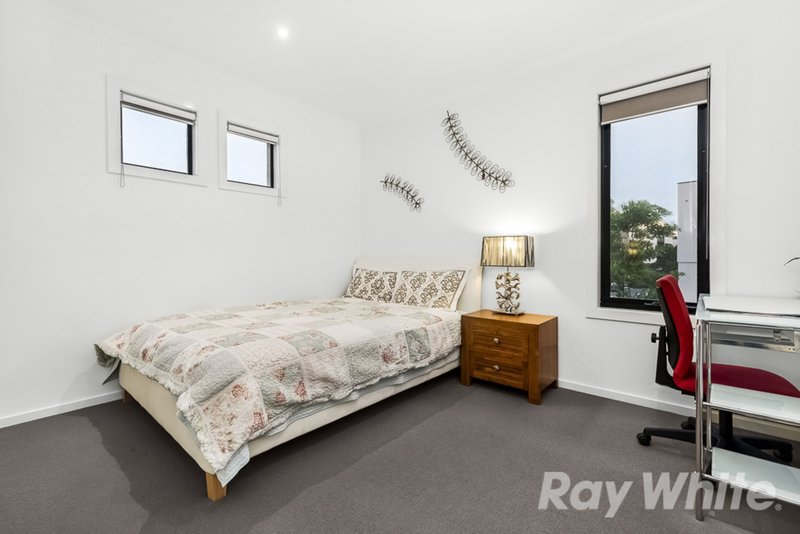 Photo - 23 Crimson Grove, Clayton South VIC 3169 - Image 5