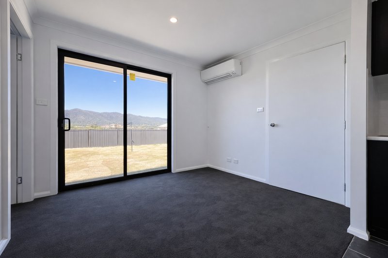 Photo - 2/3 Daisy Close, Kootingal NSW 2352 - Image 2