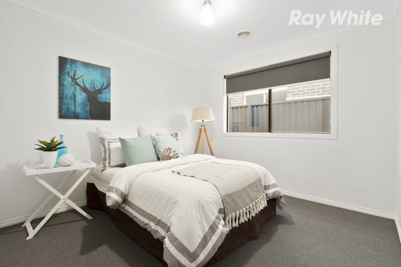 Photo - 23 Dianella Close, Pakenham VIC 3810 - Image 3