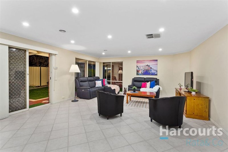 Photo - 23 Doreen Rogen Way, South Morang VIC 3752 - Image 4