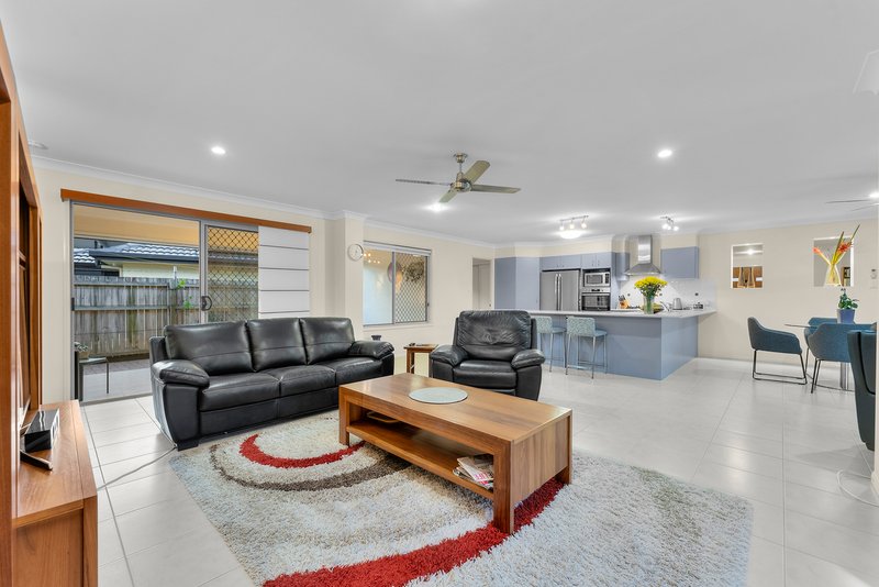 Photo - 23 Dotterel Crescent, North Lakes QLD 4509 - Image 5