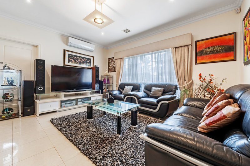 Photo - 23 Edgewater Circuit, Cairnlea VIC 3023 - Image 5