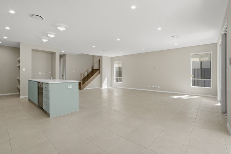 Photo - 23 Emerald Place, Bridgeman Downs QLD 4035 - Image 4
